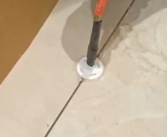 利州瓷砖空鼓维修公司专业解答瓷砖在铺贴过程中，如果没有涂抹均匀到位的粘结材料（如水泥砂浆或瓷砖胶），可能会导致以下问题