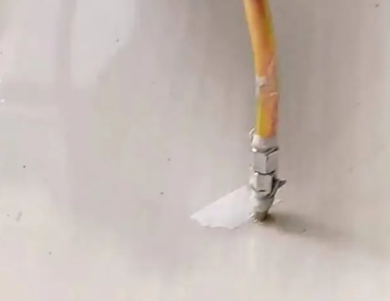 利州瓷砖空鼓维修公司专业解答在瓷砖铺贴过程中，如果使用的砂料过粗（如全部使用了粗砂），可能会导致以下问题