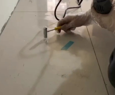 利州瓷砖开裂维修公司专业分享瓷砖在铺贴前如果没有沥干水分，将会导致以下问题
